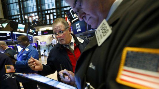 El riesgo país sigue arriba de los 4.000 puntos y el dólar blue supera los $88