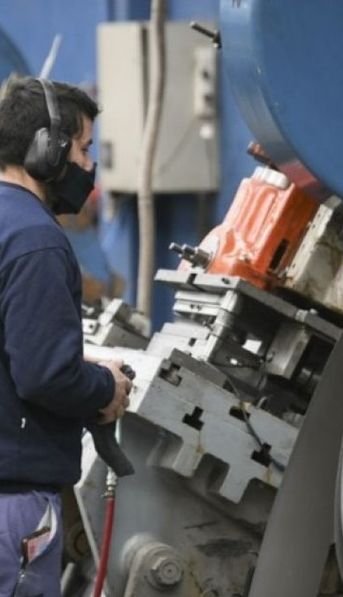 UIA: la industria avanzó casi 6% interanual en marzo
