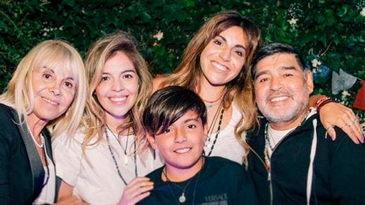 La foto familiar de los Maradona que deja atrás cualquier interés económico
