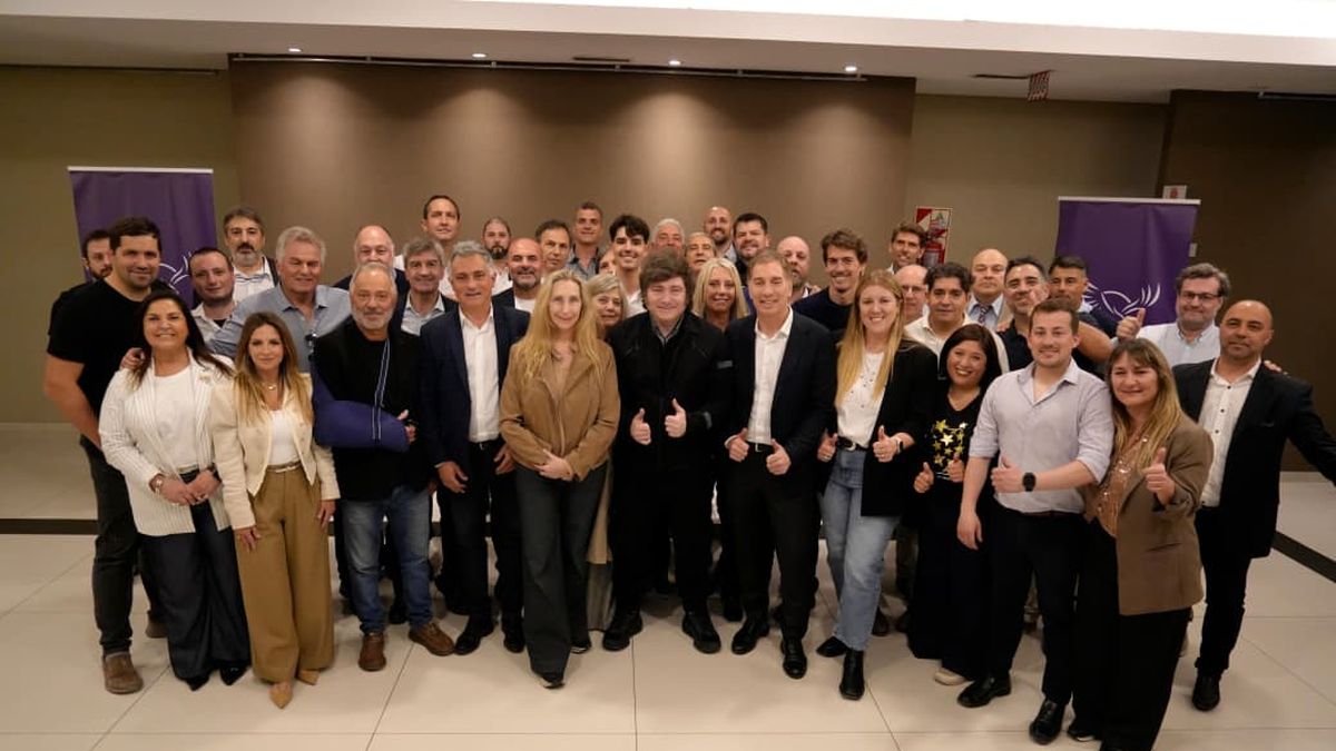 El presidente encabezó un encuentro con dirigentes y militantes de La Libertad Avanza junto a Diego Santilli, Karina Milei y Sebastián Pareja. (Foto: Presidencia)