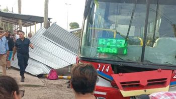 Un colectivo atropelló a cuatro personas que esperaban en la parada en Moreno. (foto: redes)