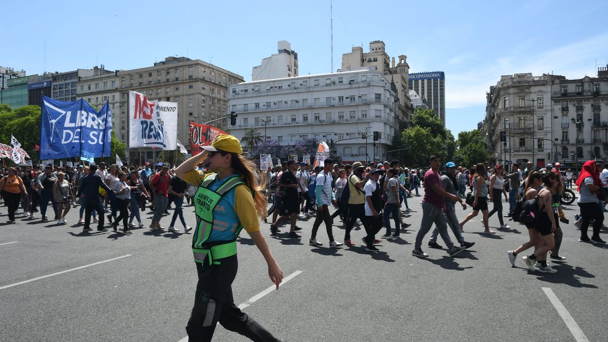 Otro día de caos en la Ciudad de Buenos Aires: piqueteros volvieron a cortar la 9 de Julio. (Télam)
