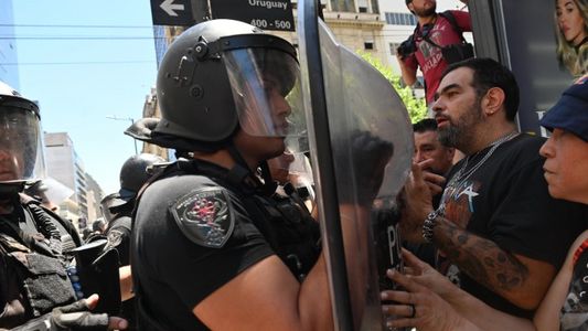 Tensión en la Avenida Corrientes: la Policía desplaza a un grupo menor de manifestantes