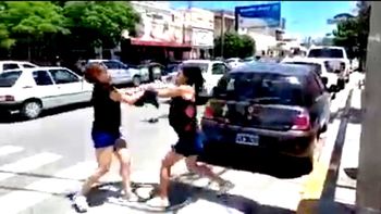 Una violenta discusión entre dos mujeres terminó a los golpes y puntazos en el centro de Neuquén