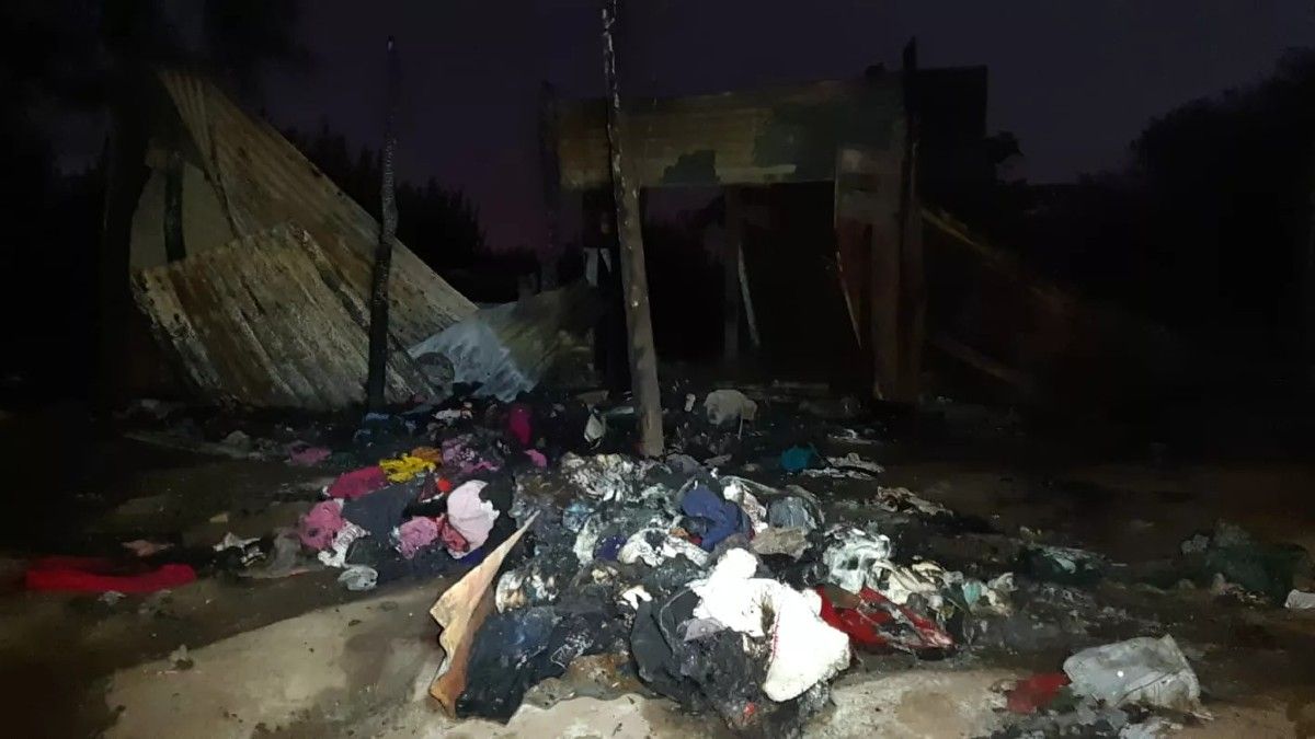 La precaria vivienda en la que vivía la familia fue consumida por las llamas en la madrugada de este lunes.&nbsp;