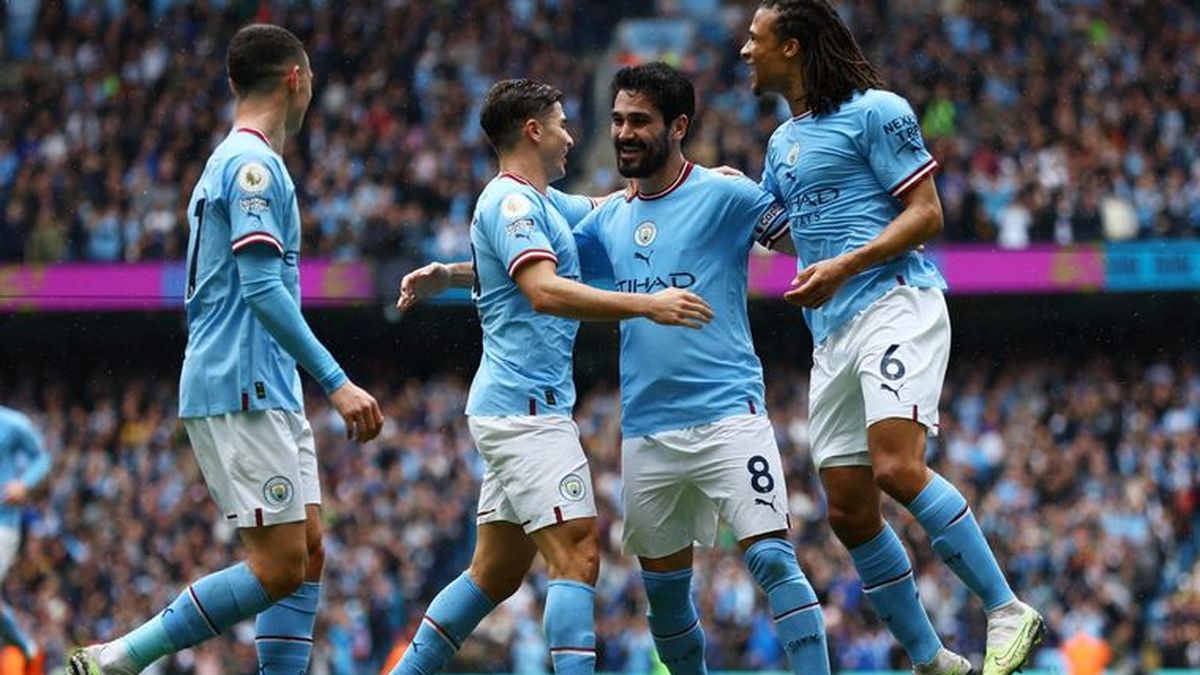 Julián Álvarez abraza a Ilkay Gündogan en uno de sus goles. (Foto: Cadena 3)