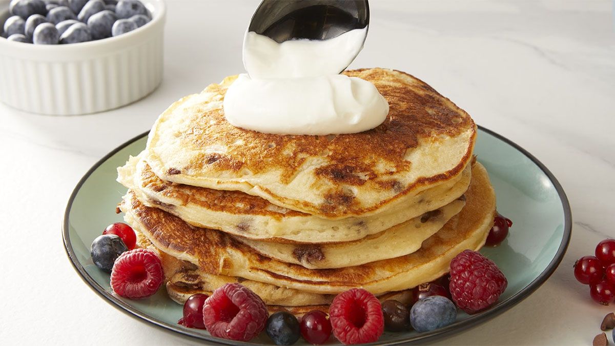 Pancakes de frutos rojos: la receta casera que combina esponjosidad y frescura