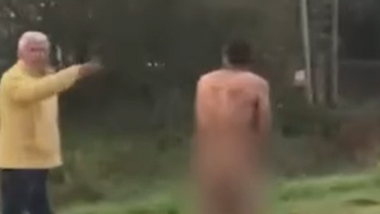 Impactante video de justicia por mano propia: vecinos desnudaron al ladrón y dejaron un duro mensaje