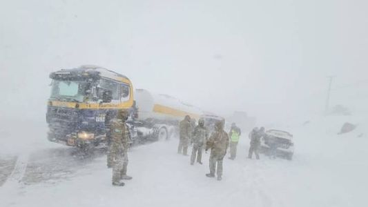 Dramático temporal de nieve: cientos de turistas y camioneros varados en la Cordillera de Los Andes