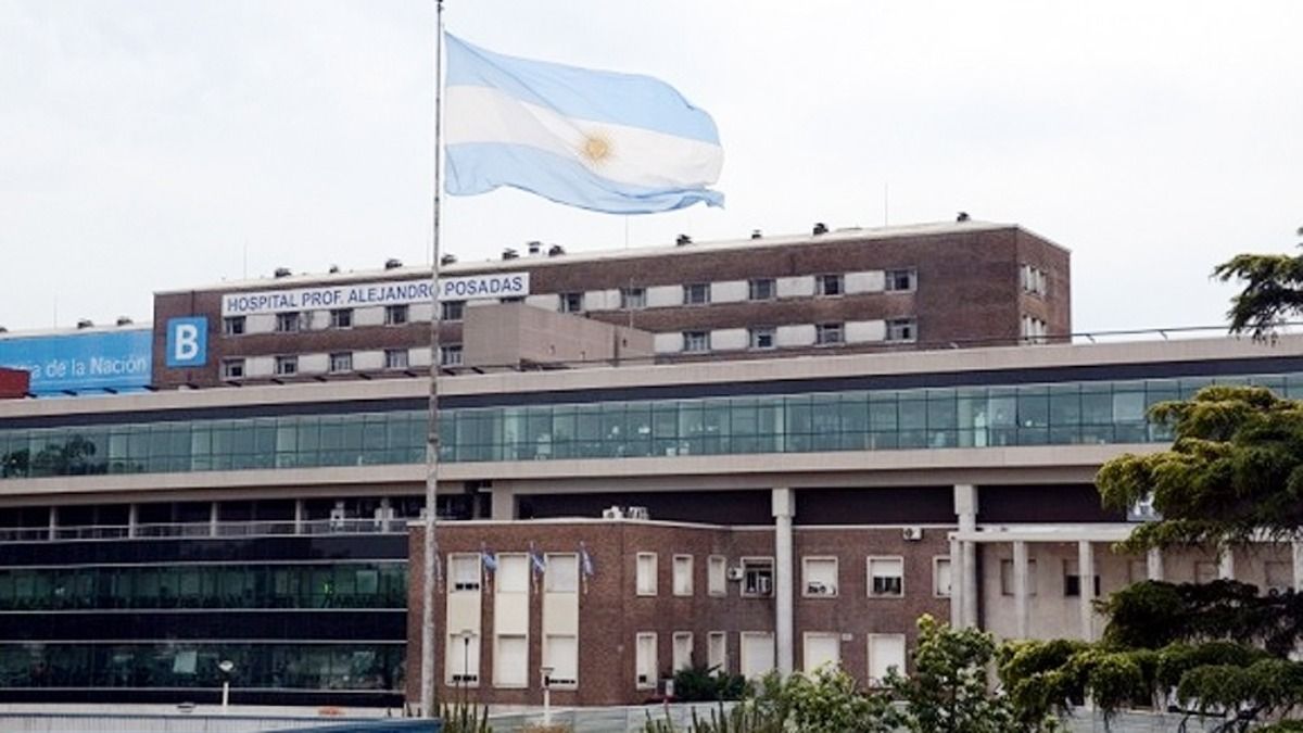 Vacunatorio VIP: informan que el Hospital Posadas vacunó a 385 personas que no eran personal de salud.