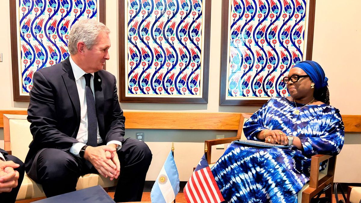 Quirno junto a su par de Liberia, Sara Beysolow Nyanti. (Foto: X @pabloquirno)