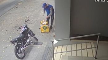 VIDEO: ¡Cuidado con el repartidor de delivery que picotea el pedido!