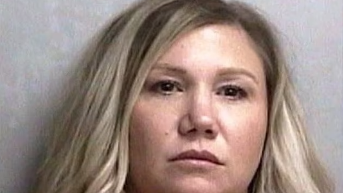 La imagen de la primera detención de Julie Hoover. Fue denunciada por acosar a un estudiante de 18 años (Foto: Taylor County Sheriff).
