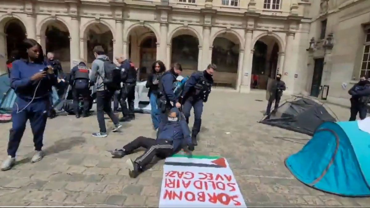 Luego del desalojo de los estudiantes propalestinos, la Universidad de la Sorbona, en Par&iacute;s, cerr&oacute; sus puertas (Foto: captura de TV).