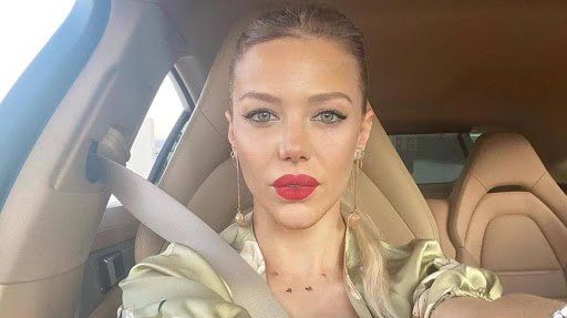 Evangelina Anderson encendió las redes con una microbikini blanca