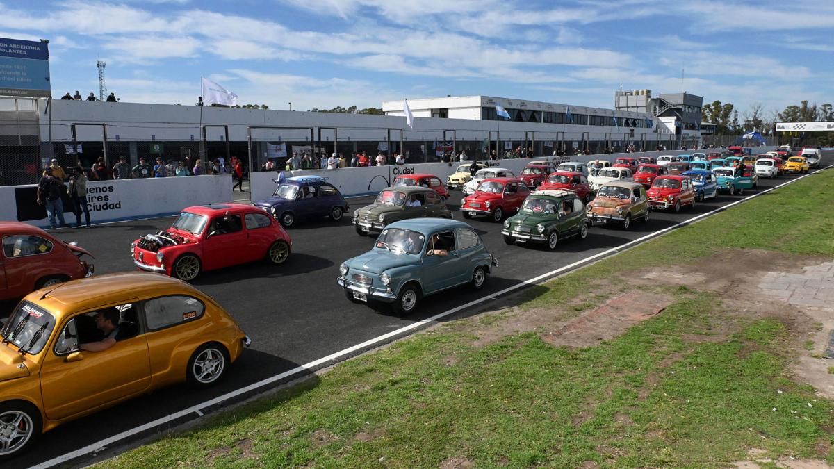 Una caravana de Fititos copó la General Paz: buscan batrir el Récord Guinness