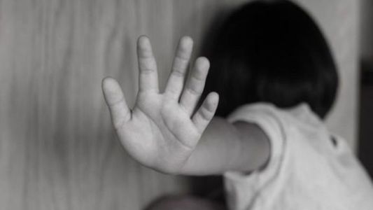 Horror en Merlo: golpeó a su hijastra de 5 años y la obligó a ingerir drogas y comida para perro