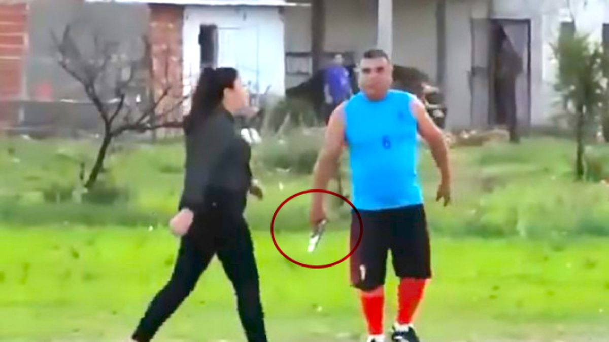 Un oficial de policía a los tiros en un partido de fútbol luego de una discusión