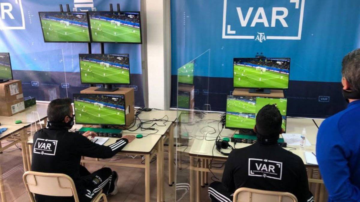 El VAR no tiene fecha cierta de implementación en el fútbol argentino.