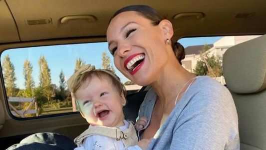 El divertido video de Pampita llevando a Ana a pura velocidad en el cochecito