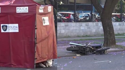 Choque mortal en Barracas: un chico de 19 años perdió el control de la moto y murió a cuadras de su casa