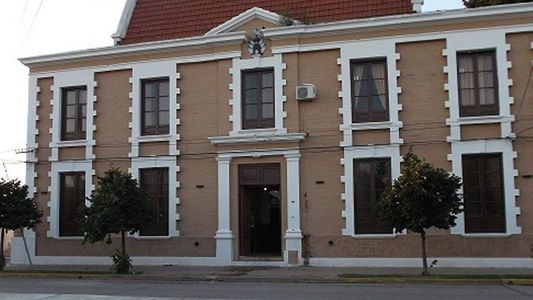 Una chica de 15 años fue a denunciar a su padre por abuso sexual y un policía la violó