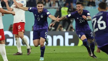 Julián Álvarez y Enzo Fernández, los dos juveniles nacidos en River que hoy triunfan en la Selección de Scaloni y van por el campeonato del mundo. Julián Álvarez y Enzo Fernández, los dos juveniles nacidos en River que hoy triunfan en la Selección de Scaloni y van por el campeonato del mundo.