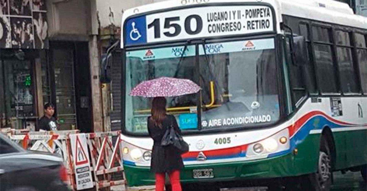 Paró al colectivo que no le quiso abrir la puerta y se volvió viral