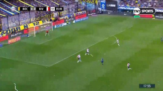 Benedetto se fabricó la primera chance con una bomba desde 25 metros
