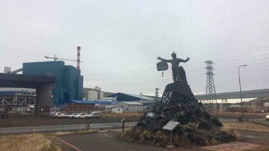 Río Turbio: El monumento de Néstor Kirchner apareció con un bolso colgando de su brazo