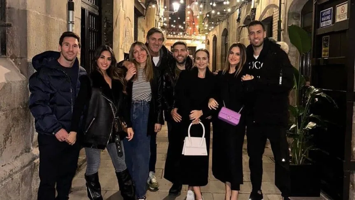 Lionel Messi, Jordi Alba y Sergio Busquets se juntaron a cenar en la noche del lunes y causaron una verdadera revolución en Barcelona.