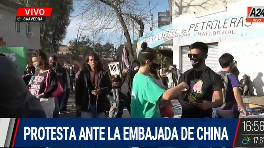 Organizaciones ambientalistas desarrollaron una protesta frente a la Embajada de China contra el acuerdo porcino