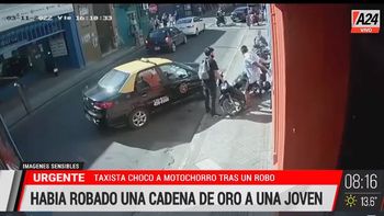 Así un taxista justiciero atropelló a un motochorro. (Captura de Tv) Así un taxista justiciero atropelló a un motochorro. (Captura de Tv)