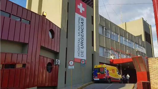 Un ladrón quiso robar en Córdoba, se enganchó en una reja y terminó internado en el hospital
