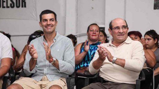 Urtubey deja el glamour de Macedo y se pone las bermudas para mostrarse con el piquetero Tumini