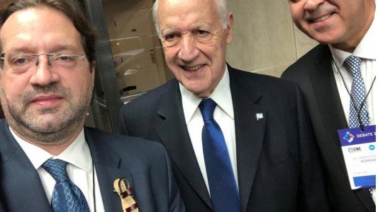 El polémico pin de Marco Lavagna para alentar a su padre antes del debate