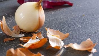 Si tenés cáscaras de cebolla en casa, tenés un tesoro en tus manos: así podés usarlas
