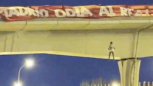 Racismo en España: 4 detenidos por colgar un muñeco de Vinicius Jr. de un puente de Madrid