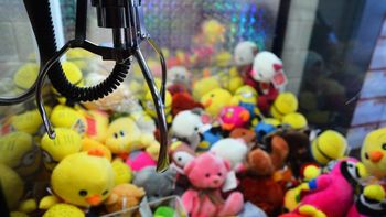 Experto en las maquinitas reveló el secreto para sacar peluches
