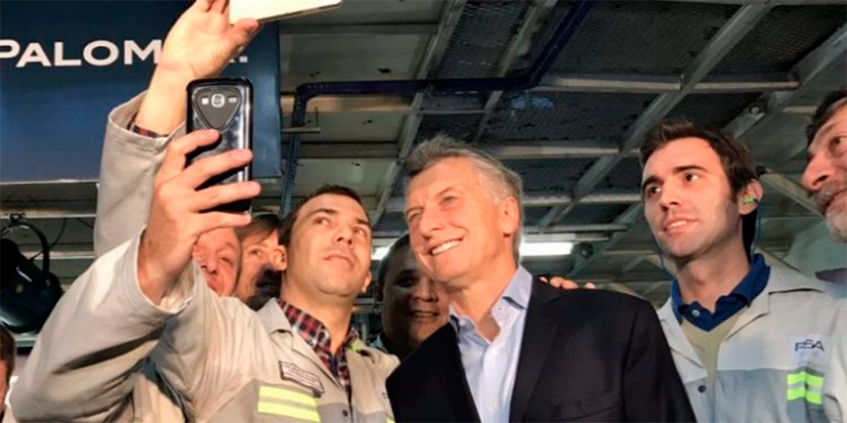 Lejos de los gremios: Macri visitó un cuartel de bomberos