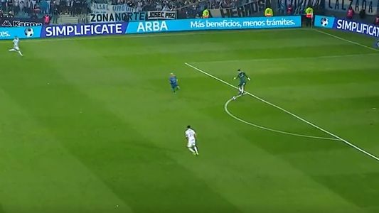 Carlos Lampe y un error enorme en Racing-Atlético Tucumán: Enzo Copetti puso el 1-0