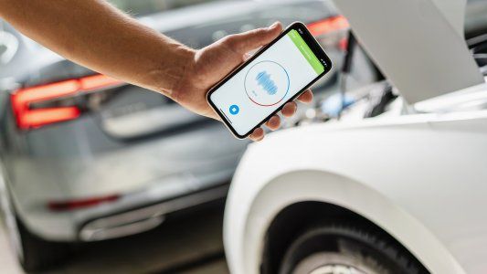 La app de IA “Sound Analyser” registra los ruidos del auto y los compara con los patrones de sonido almacenados