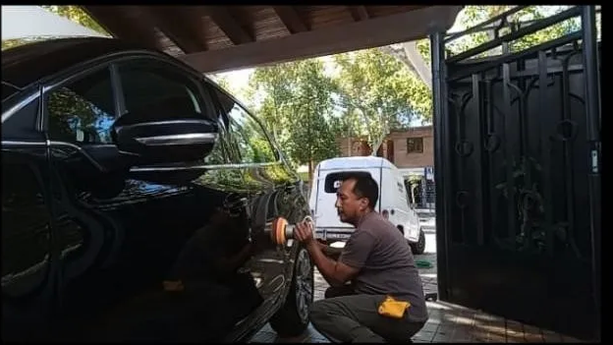 Alejandro Saavedra lava autos a domicilio.