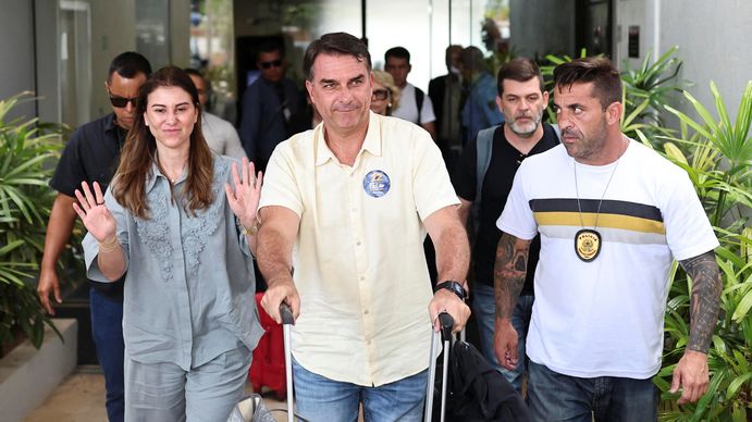 Flávio Bolsonaro aterrizó en Ecuador desde Argentina tras huir de Brasil y viaja rumbo a EE.UU.