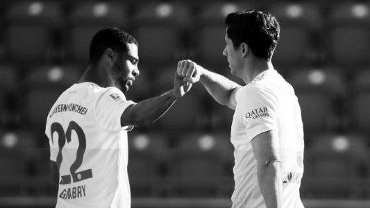 Codazos para todos: el grito de gol de Lewandoski sin contacto con sus compañeros