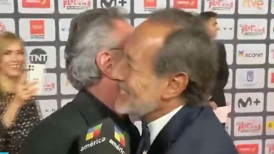 La alfombra roja de los Premios Platino: el abrazo de Guillermo Francella y Oscar Martínez