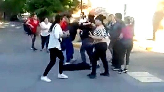 Brutal batalla campal de un grupo de madres a la salida de un colegio en Mendoza