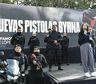 Implementan armas Byrna con dos tipos de munición no letal para la patrulla urbana en un municipio