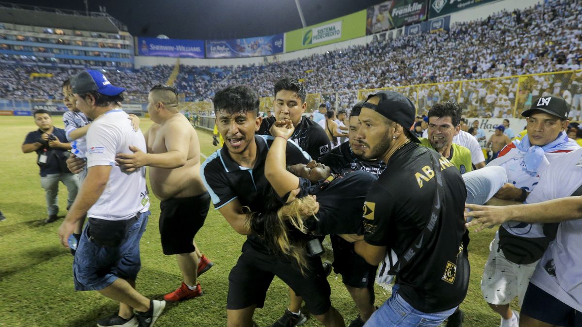Tragedia en El Salvador: 12 personas murieron por una estampida en un estadio de fútbol (Foto: AP)