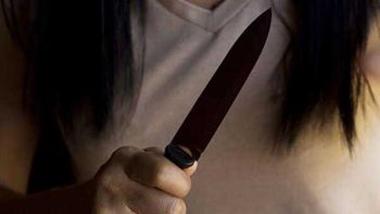 Una suegra corrió a su yerno con un cuchillo y a los gritos: Abandonaste a mi hija